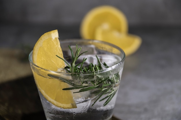 Foto bebida alcoólica gin tônica coquetel com limão, alecrim e gelo