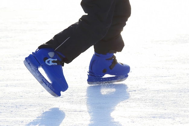 Foto beine beim blaulaufen auf der eisbahn