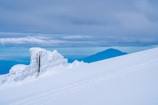 Bela geleira no pico do Monte Kilimanjaro, na Tanzânia, África