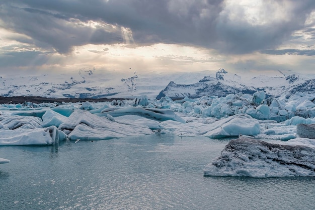 Bela lagoa glaciar jokulsarlon contra o céu dramático durante o pôr do sol