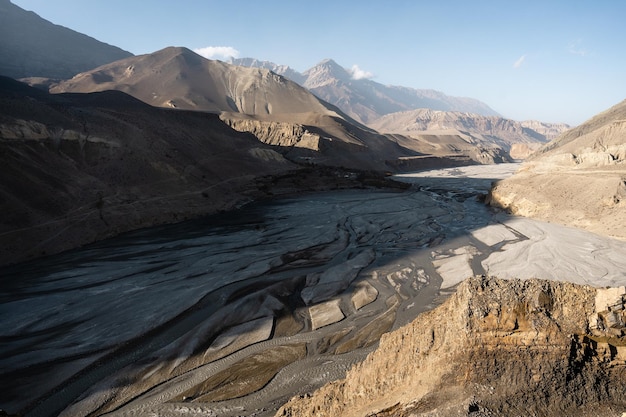 Bela paisagem montanhosa com vale do rio de montanha deserta Nepal