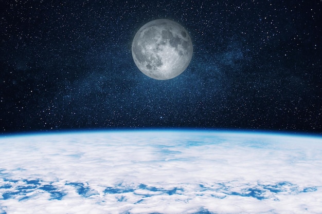Bela vista espacial do incrível planeta azul Terra com a lua Lua com crateras voa perto do planeta Terra