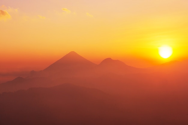 Belas paisagens de vulcões na Guatemala, América Central