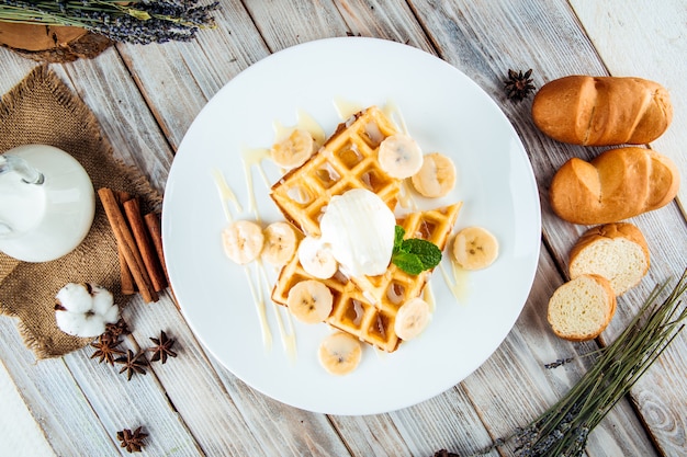 Belgische Waffeln mit Eis Bananensirup gegossen