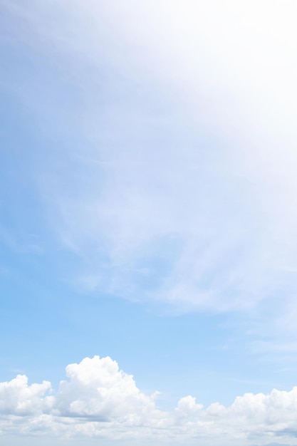 Belo fundo de céu azul claro com pequena nuvem branca simples no espaço de luz solar de raios matinais para foco suave de texto