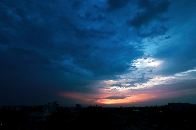 Foto belo nascer do sol ou pôr do sol iluminando as nuvens suavemente