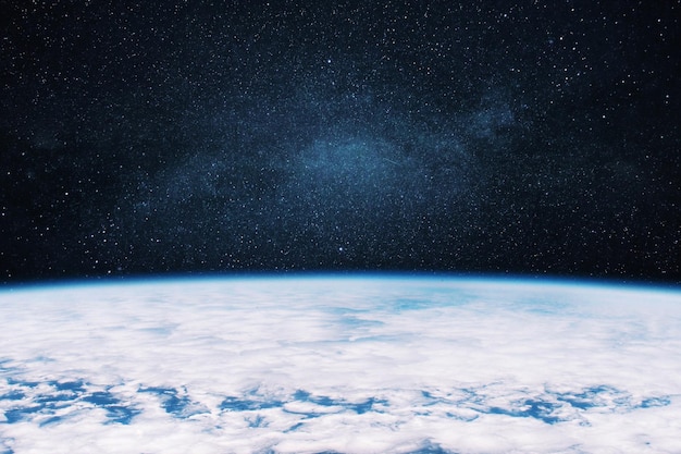 Belo planeta azul incrível com nuvens vista do espaço Planeta no céu estrelado