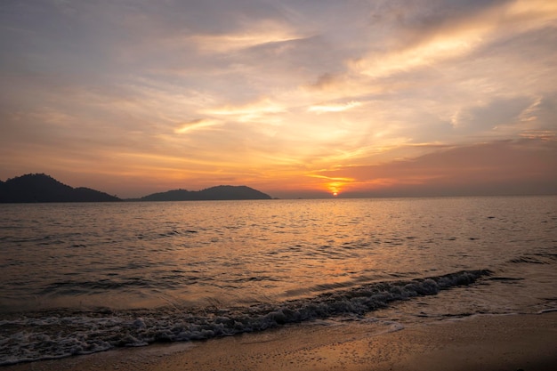 Belo pôr do sol na praia ao longo da praia