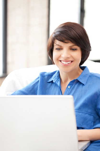 Bild einer glücklichen Frau mit Laptop