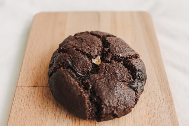 Biscoito de chocolate caseiro com folha de ouro