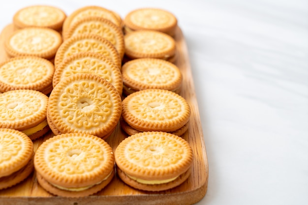 Foto biscoitos com creme de manteiga