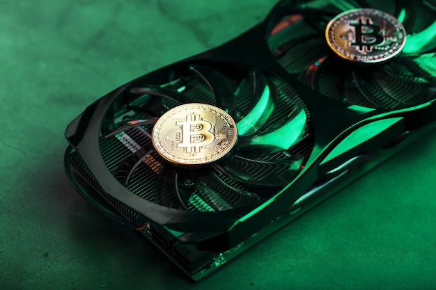 Foto bitcoin dourado no cooler da placa de vídeo com iluminação neon verde