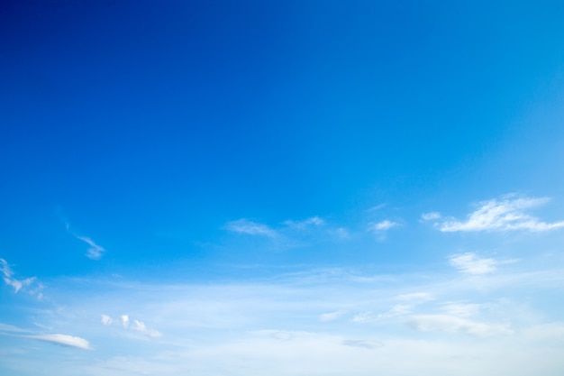 Blauer Himmel mit Wolke