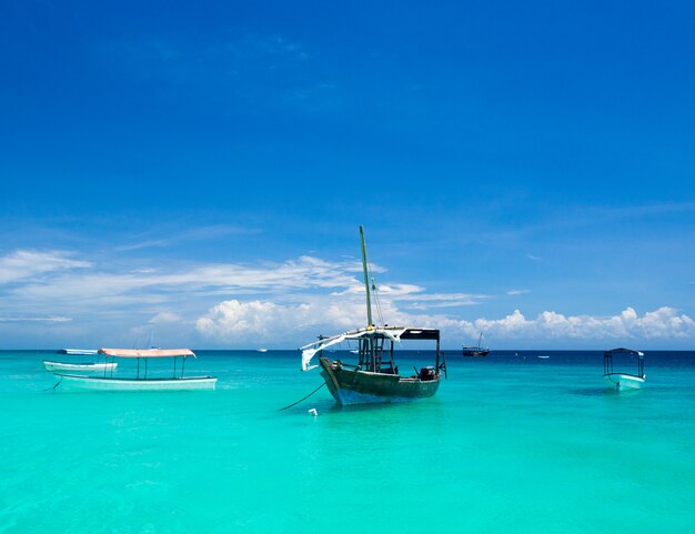 Blaues Meer und schöner Himmel. Meer ------- Strand