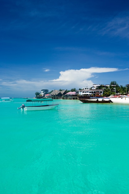 Blaues Meer und schöner Himmel. Meer ------- Strand