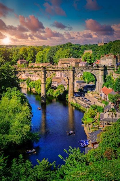 Blick auf den Eisenbahnviadukt über den Fluss Nidd bei Sonnenuntergang in Knaresborough North Yorkshire England UK