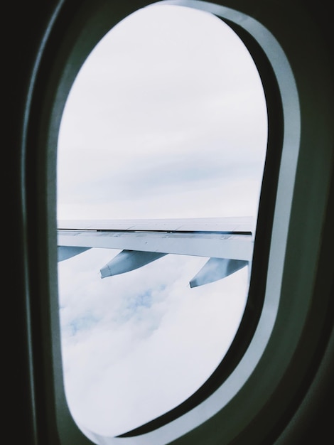 Foto blick auf flugzeugflügel durch ein fenster