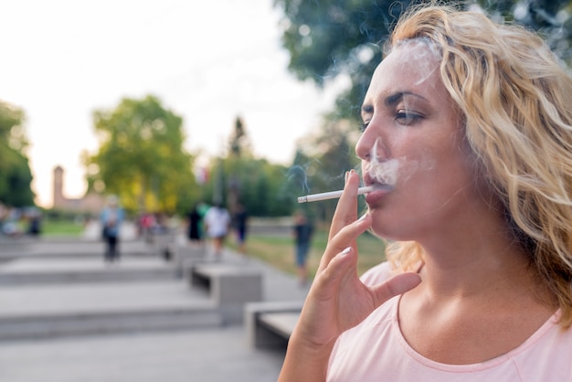 Blondine genießt eine Zigarette