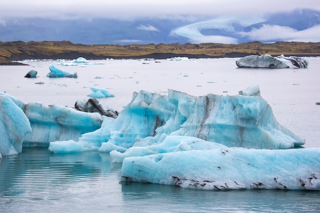 Blue Ice na margem da lagoa de gelo na Islândia