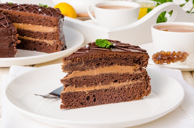 Bolo de chocolate com creme de manteiga. Bolo tradicional Praga. Cozinha russa