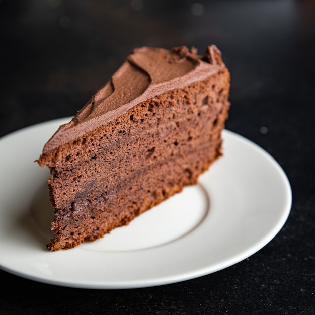 bolo de chocolate pedaço de cacau feriado tratar bolo de esponja marrom creme doce sobremesa refeição lanche