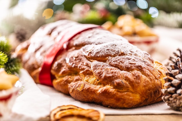 Bolo de Natal tcheco tradicional Vanocka em uma mesa festiva em frente a uma árvore de Natal