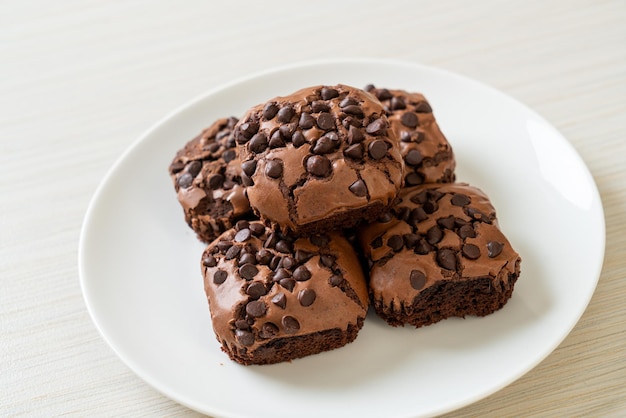 Foto brownies de chocolate escuro com lascas de chocolate por cima