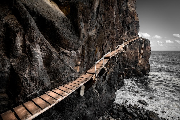 Brücke über eine Felsformation