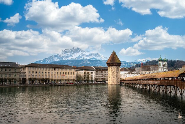 Foto brücke über einen fluss mit gebäuden im hintergrund