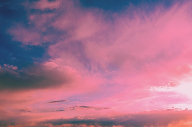 Bunter bewölkter Himmel bei Sonnenuntergang