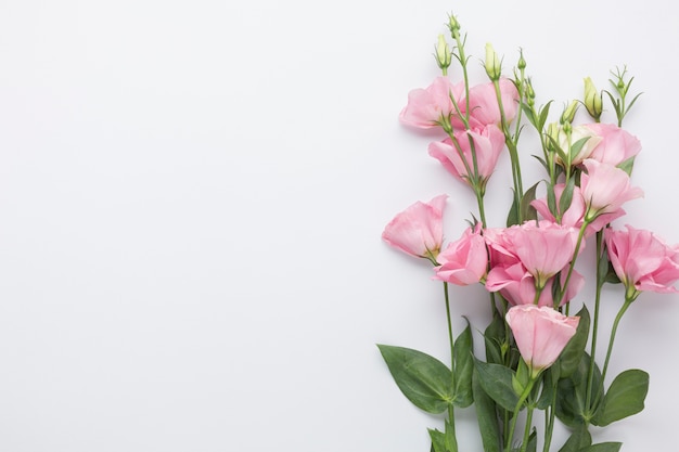 Buquê de vista superior de rosas cor de rosa com espaço de cópia