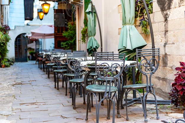 Café im Freien in der Altstadt Stühle und Tisch auf leerer Terrasse im Café