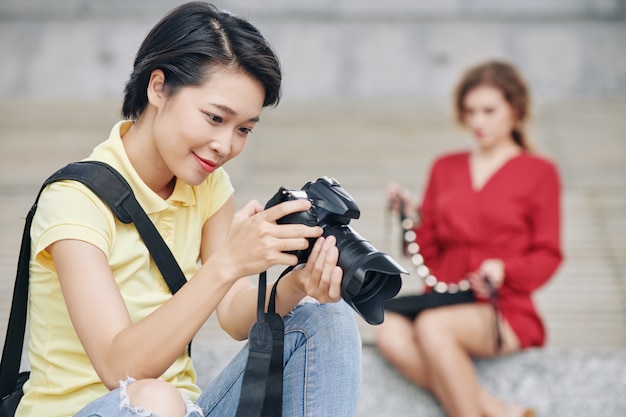 Foto câmera de verificação de fotógrafo