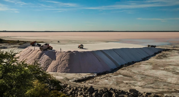 Caminhões descarregando sal bruto Salinas Grandes de Hidalgo La Pampa Argentina