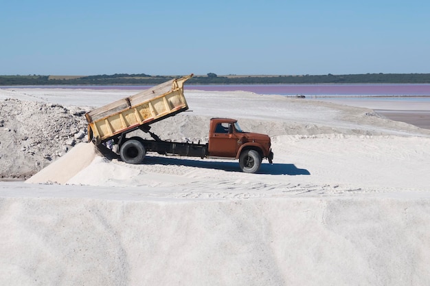 Caminhões descarregando sal bruto Salinas Grandes de Hidalgo La Pampa Patagônia Argentina