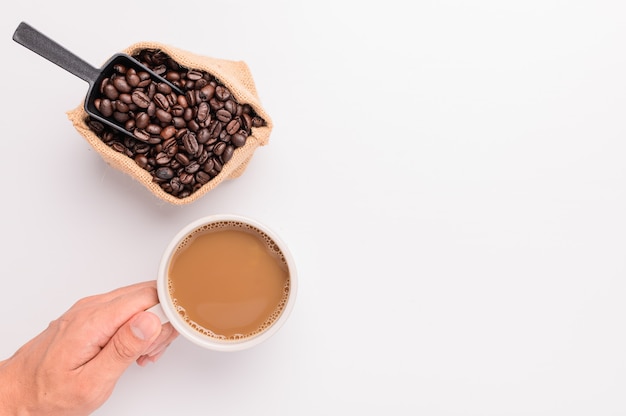 Caneca de café, grãos de café, cena de fundo branco