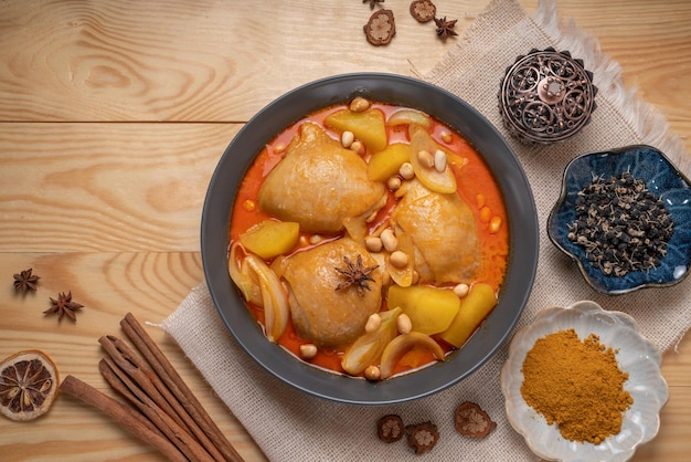 Caril de Frango ou Caril de Massaman com FrangoCaril de Frango cozido em leite de coco com pasta de caril