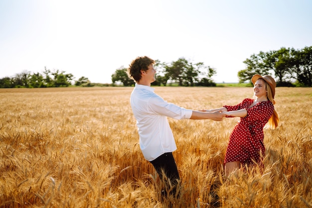 Casal apaixonado se divertindo e relaxando em um campo de trigo