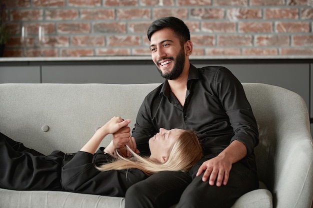 Casal feliz discutindo algo em um novo apartamento