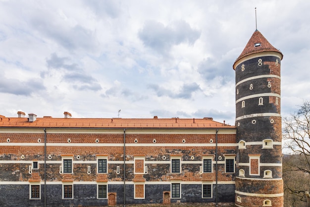 Castelo de tijolos medievais e torre de Panemune Lituânia