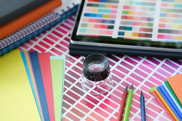 Foto catálogo de referência da paleta de cores de amostras de tinta na paleta de cores da mesa com vários