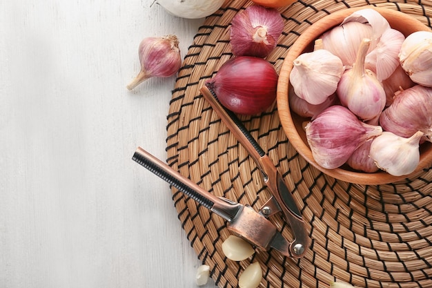 Foto cebola de alho fresco e triturador na vista superior da mesa