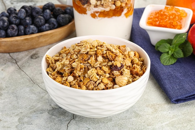 Foto cereais naturais de granola para o pequeno-almoço