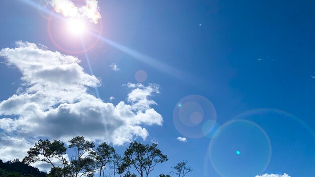 Foto céu azul com luz brilhante conceito de beleza da natureza