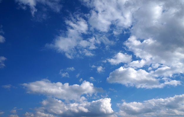 Céu azul com nuvens brancas