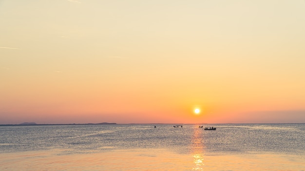 Céu do pôr do sol sobre o mar