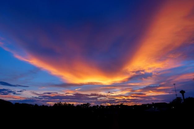 Céu do sol laranja ardente. Céu bonito. nascer do sol cores brilhantes