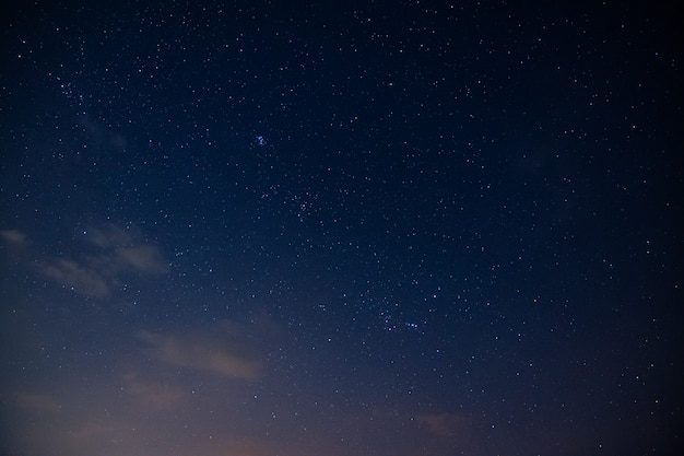 Céu e nuvens de estrelas durante a noite