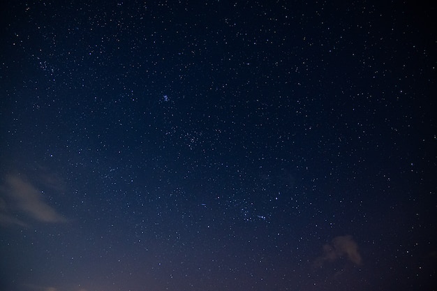 Céu e nuvens de estrelas durante a noite