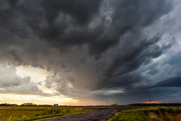 Céu tempestuoso devido à chuva no campo argentino La Pampa província Patagônia Argentina